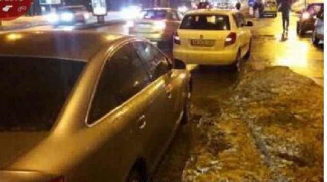 В Киеве за ночь супер-яма уничтожила колеса 15 автомобилей