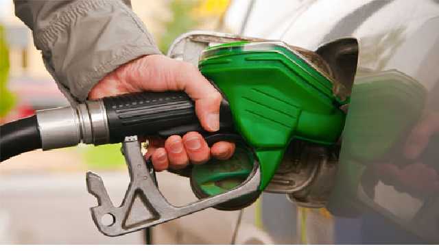 Сетевые АЗС снизили цены на бензин и дизтопливо в среднем на гривну