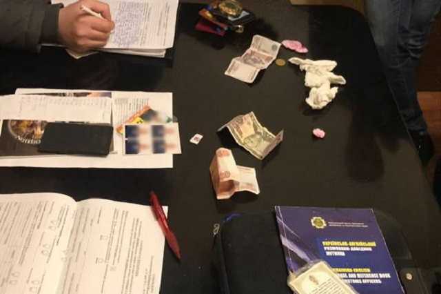 В Харькове таможенник зарабатывал на «тяжелых сумках» граждан РФ