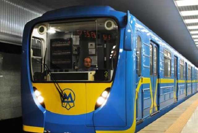 Прямо в час пик в киевском метро вспыхнул огонь: кадры ЧП