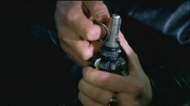 В Киеве мужчина бросил взрывное устройство в полицейских