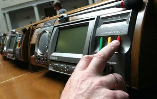 “Гонтареву – привлечь к ответсвенности, а не давать увольнительную”, – Деркач единственный проголосовал против ее отставки