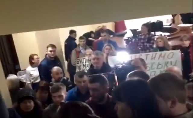 Разъяренные вкладчики Войцеховского потребовали от «Свободы» прекратить политический цирк в Киевсовете