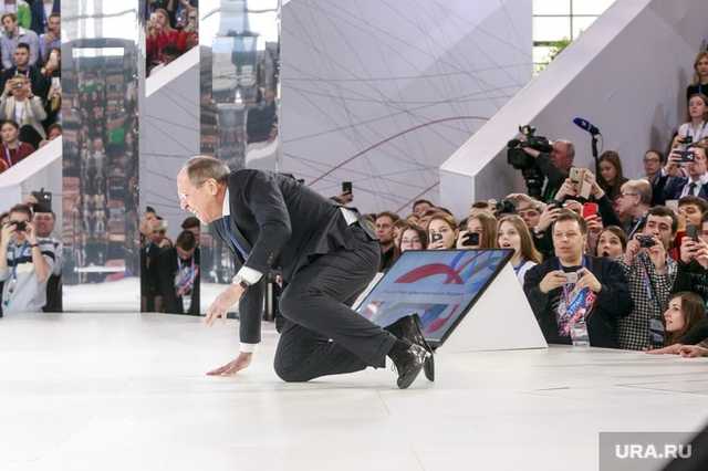 «Опа, чирик»: упавший на сцене Сергей Лавров стал мемом