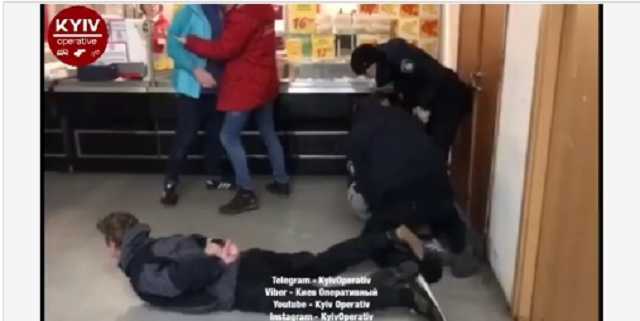 Усмиряли полицейские: в Киеве подростки устроили массовую драку