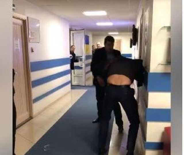 Нардепы Ивченко и Гончаренко подрались в коридоре одного из телеканалов