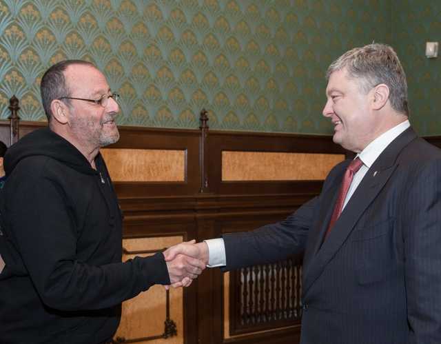 Актер Жан Рено с цветами наведался к Порошенко