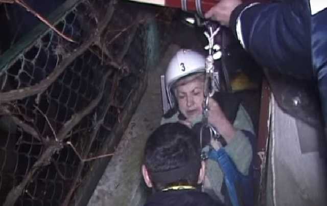 На Львівщині літня жінка впала в яму через зсув ґрунту