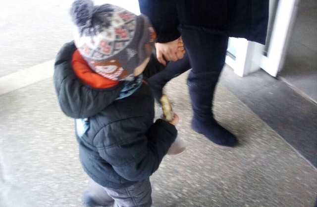 Напилась и уснула в снегу: киевлян разозлил вопиющий случай с ребенком