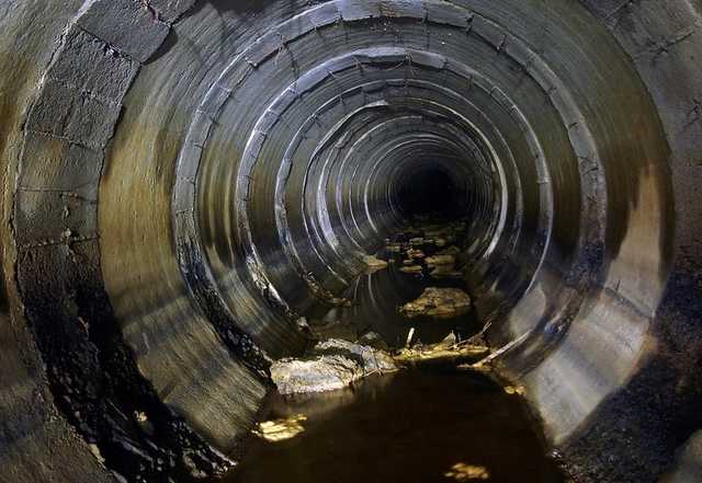 В Киеве из коллектора теплотрассы вытащили мертвого мужчину