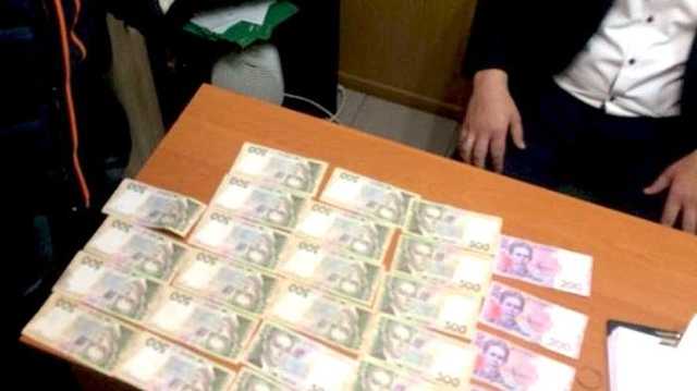 12 тысяч гривен за права: в Волновахе задержали начальника сервисного центра МВД