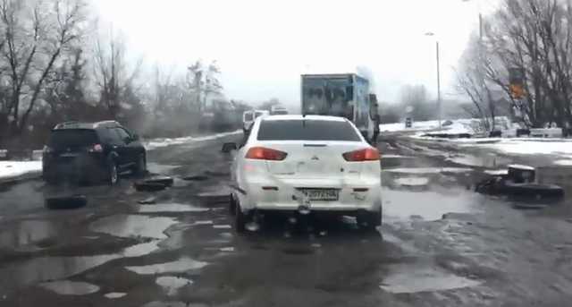 Пи*ец полный: Журналист показал ужасные дороги в Смеле