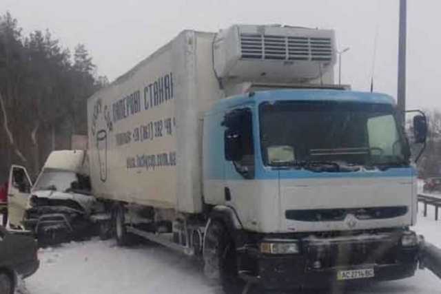 Под Киевом произошло серьезное ДТП с участием фуры