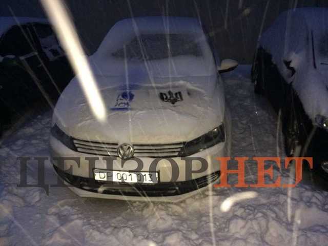 В Киеве машины российских дипломатов украсили украинской символикой