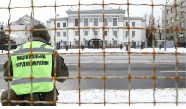 В Киеве подъезды к Посольству РФ заблокированы