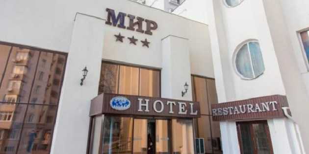 В Киеве в гостинице «Мир» мужчина выпал из 15 этажа