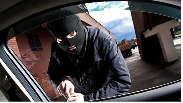 В Киеве с парковки супермаркета нагло угнали внедорожник