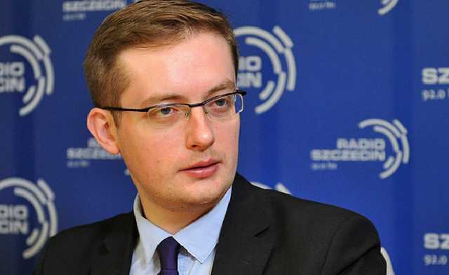 В Украине хотят запретить въезд польском депутату, который растоптал флаг УПА