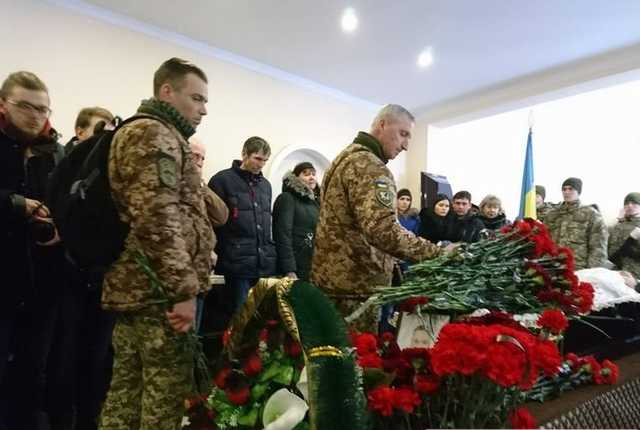 Провожали на коленях: В Николаеве сотни людей пришли проститься с летчиком Волошиным