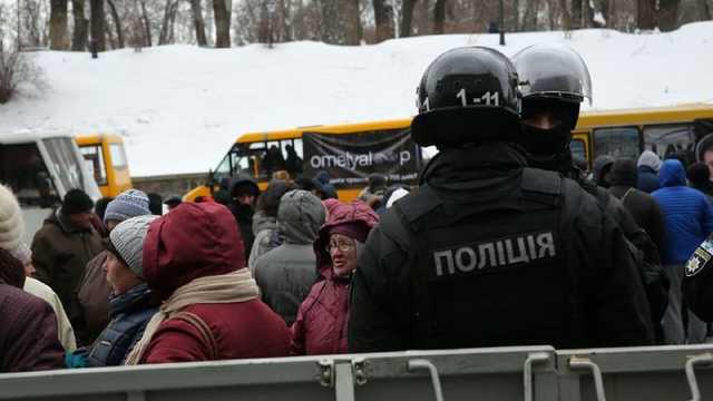 Под Кабмином маршруточники требуют отставки Омеляна