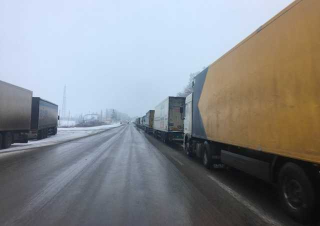 Кремль ответил: Россия закрыла границу для грузовиков из Украины