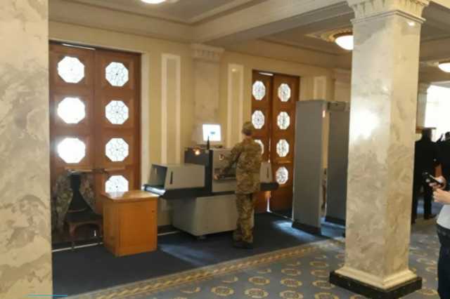 При входе в Раду нардепов начали сканировать рентгеном