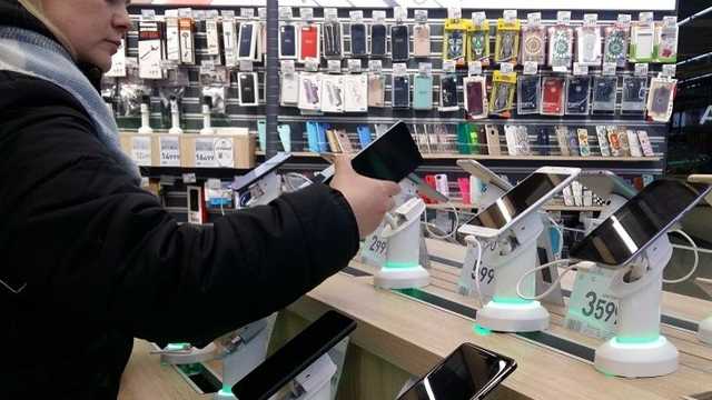 Ремонт смартфона с сюрпризом. Как крадут интимные фото украинцев