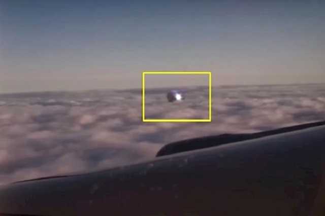 Пассажир самолета заснял на смартфон НЛО: видео