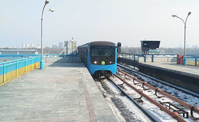 У Києві зупинили рух метрополітену через людину на колії