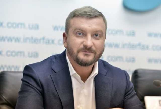 Петренко запретил выезд за границу 100 тысячам должникам за алименты