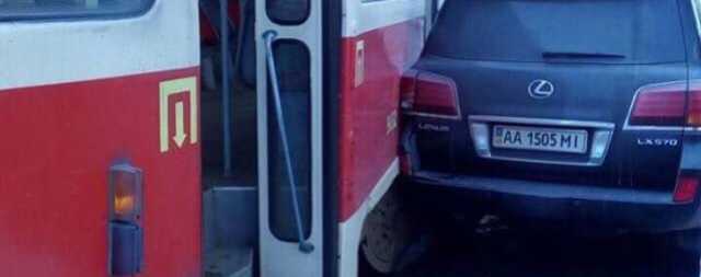 В Киеве трамвай сошел с рельсов и врезался в припаркованный Lexus