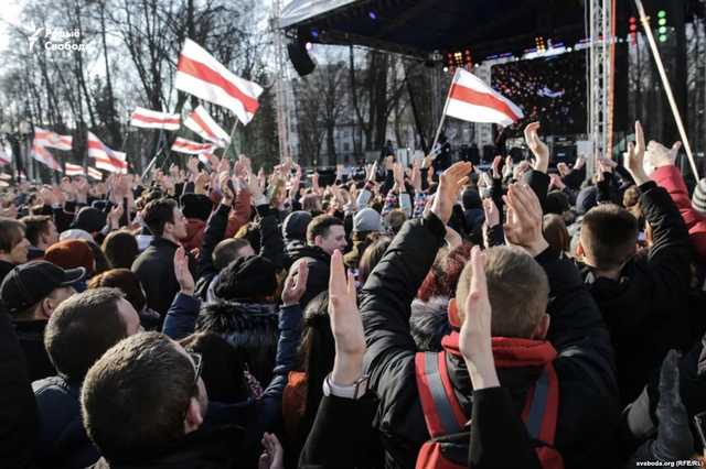 В Белоруссии отпустили некоторых задержанных накануне организаторов марша