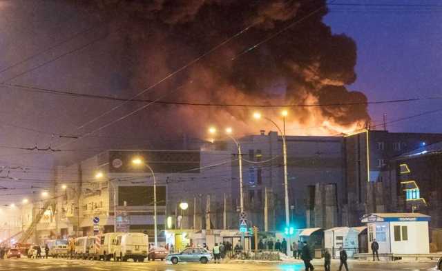 Пожар в Кемерово: очевидцы рассказали, как сотрудники ТЦ не дали спасти детей