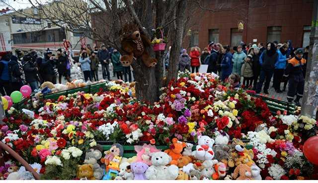 В Кемерово чиновники “закрывают” рты родным погибших, у местных жителей изымают телефоны