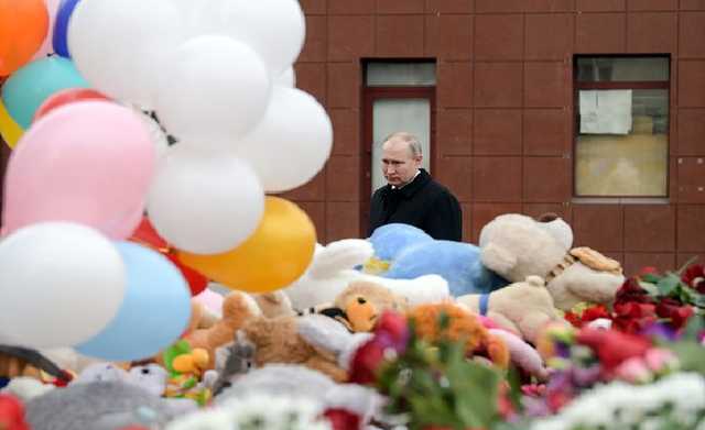 Путин возложил цветы у стихийного мемориала в память о погибших при пожаре
