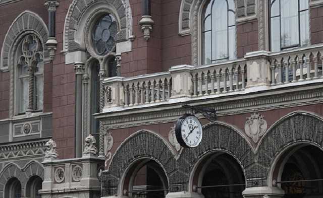 Банк Порошенко судится с Нацбанком