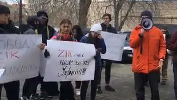 Радикалы забаррикадировали телеканал ZIK шинам