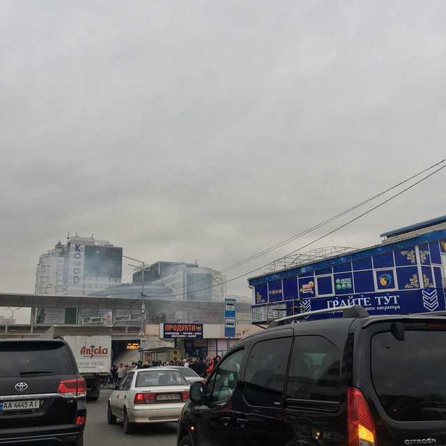 В Киеве вспыхнул масштабный пожар: одна из станций метро перекрыта