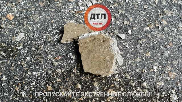 В Киеве кусок разрушающегося Воздухофлотского моста упал прямо на автомобиль