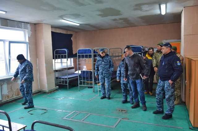 Командующий ВМС Украины проверил воинскую часть, в которой военные жили, как «бомжи»