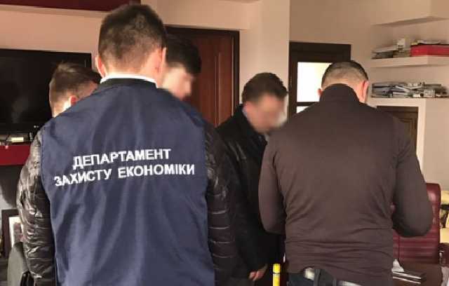 В Луцке чиновник Гоструда шантажировал бизнесмена нетрудоустроенными сотрудниками