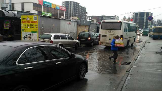 Київський «Шанхай»: на станції метро «Житомирська» порушені усі можливі норми безпеки