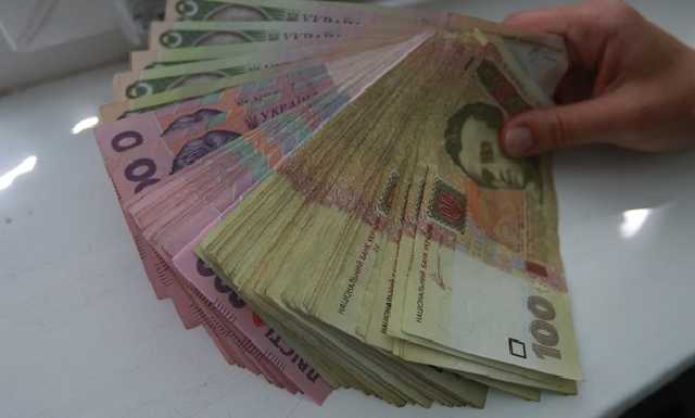 Украинцы зарабатывают меньше, чем тратят