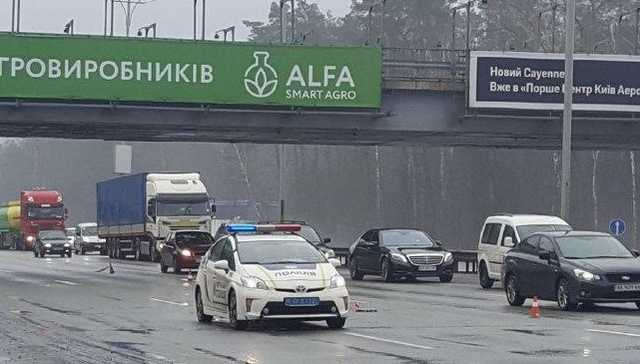 Под Киевом водитель Tesla спровоцировал ДТП на Бориспольском шоссе и скрылся
