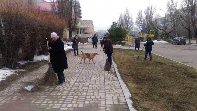 «Город метет, власть жиреет». В неподконтрольном Алчевске прошел субботник