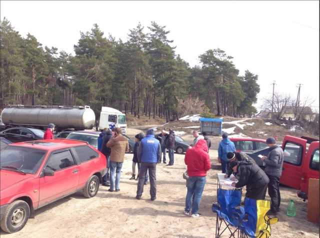 Возмущенные жители вышли на пикет против разбитой дороги Харьков-Змиев