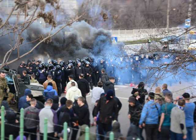 З’явилося відео бійки між футбольними вболівальниками та поліцією у Маріуполі