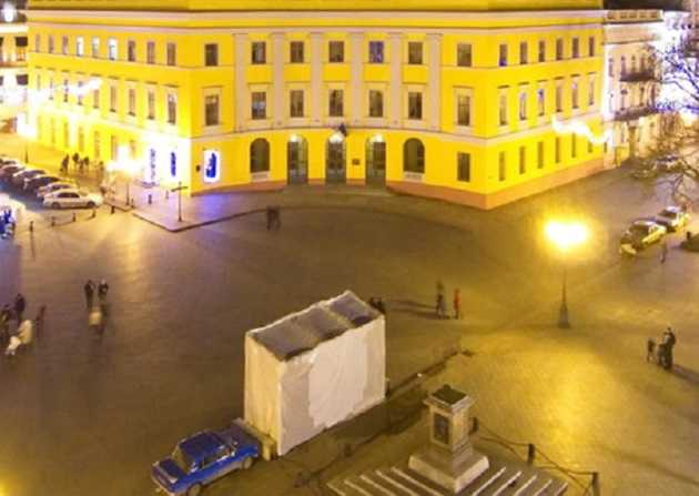 Самый знаменитый памятник Одессы сдуло ветром: его восстановят к юбилею установки