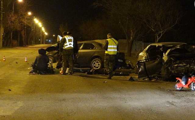 Смертельное ДТП в Мариуполе: трое мужчин погибли, женщина с ребенком в больнице