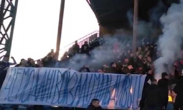 В Мариуполе футбольные фанаты встретили Порошенко лозунгом “Чемодан! Вокзал! Мальдивы!”